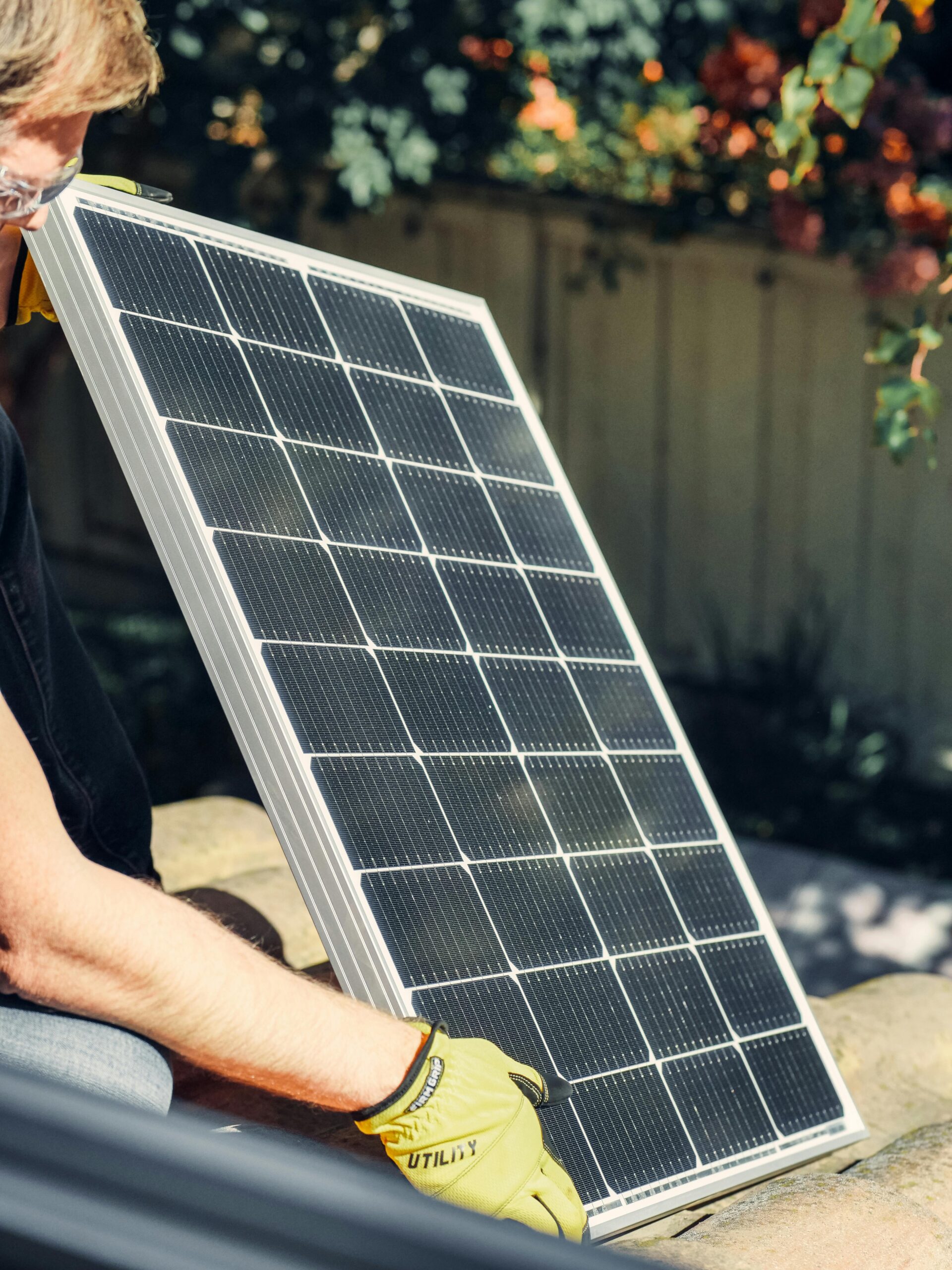 Illustration of a solar battery buying guide, featuring a solar panel, battery storage unit, and icons representing capacity, efficiency, lifespan, and cost. The design is clean and informative, with a bright, eco-friendly color scheme